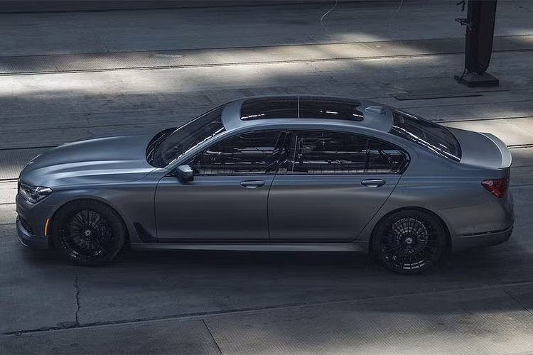 Với sức mạnh này, xe có thể đạt 0-100 km/h chỉ trong 3,6 giây và tốc độ tối đa lên tới 311km/h. Động cơ này sẽ kết hợp cùng hộp số tự động 8 cấp với chế độ lái thể thao, đi kèm với hệ dẫn động 4 bánh xDrive của BMW.