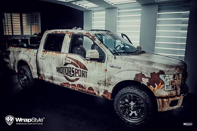 Một số chức năng an toàn được trang bị trên xe như dây an toàn bơm hơi, kiểm soát vào cua Curve Control, kiểm soát hành trình, hỗ trợ giữ làn Lane-Keeping System, quan sát điểm mù, hỗ trợ khởi động ngang dốc, cảm biến lùi, Camera 360 độ... Hiện tại, số lượng Ford F-150 tại Việt Nam chỉ đếm trên đầu ngón tay. Theo nguồn tin từ đại lý, xe có giá khoảng 130.000 USD tại Việt Nam (tương đương 2,9 tỷ đồng).