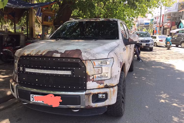 Một chiếc Ford F-150 biển số Sài Gòn xuất hiện trên đường phố với lớp sơn bị "hoen rỉ" gây nhiều chú ý. Tuy nhiên nếu lại gần và quan sát kĩ hơn, chiếc xe "hàng nát" này thực chất chỉ là được dán lại decal bên ngoài trông giống một chiếc xe đã cũ nát. Thực chất chiếc xe này là siêu bán tải Ford F-150 đời mới, phiên bản Platinum cao cấp.