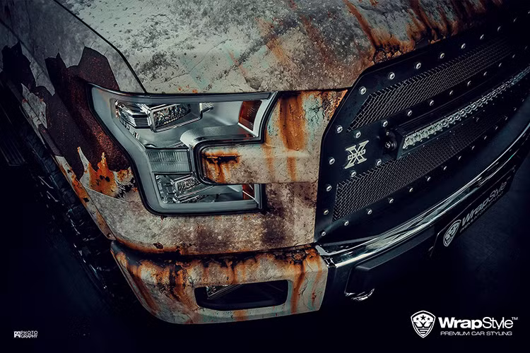 Ford F-150 Platinum sở hữu một không gian nội thất chẳng thua kém gì những chiếc SUV hạng sang với hệ thống thông tin giải trí SYNC3 tích hợp công nghệ điều khiển cảm ứng My Ford Touch, cửa sổ trời điều khiển điện, vô-lăng bọc da hai tông màu, camera chiếu hậu, ổ cắm điện 110 volt, chìa khóa điều khiển từ xa, radio vệ tinh và hệ thống định vị toàn cầu…