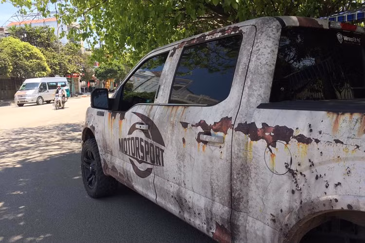 Khác với trào lưu dán decal đổi màu đơn thuần của những người chơi xe, chủ nhân của chiếc Ford F-150 Paltinum đời mới nghĩ ra một cách chơi táo bạo hơn, dán toàn bộ chiếc xe sang decal "rỉ sét", vừa thể hiện phong cách chơi độc đáo đồng thời cũng làm chiếc xe trở nên "kỳ lạ" hơn khi xuất hiện trên đường phố.