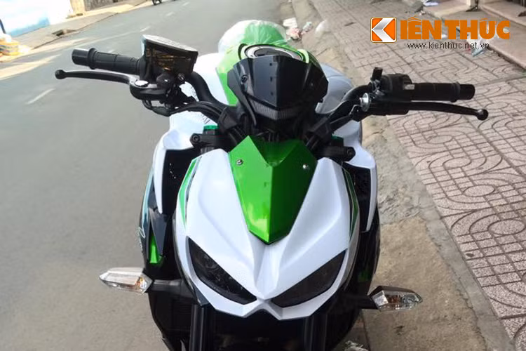 Kawasaki Z1000 2016 được thiết kế không mới, nó chủ yếu được nhà sản xuất thay đổi về màu sắc và một số chi tiết nhỏ sao cho bắt mắt và hoàn thiện hơn so với hai bản 2014 và 2015 trước đây.