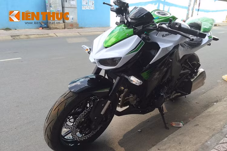 Kawasaki Z1000 luôn được xem là một trong những dòng xe môtô PKL được các biker Việt ưa chuộng. Nó tạo ra sức hút đối với những tín đồ chơi xe không chỉ bởi vẻ đẹp, sức mạnh mà còn cả mức giá.