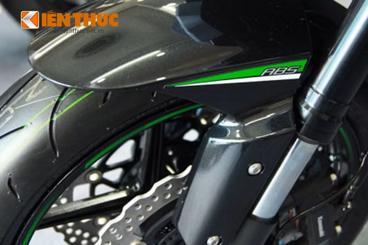 Xe được trang bị hệ thống phanh an toàn với phanh đĩa đôi phía trước, đơn sau. Ngoài ra, trang bị tiêu chuẩn trên xe không thể thiếu là hệ thống chống bó cứng phanh ABS cho cả trước và sau.