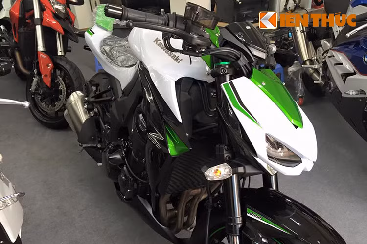 Naked-bike Kawasaki Z1000 2016 ngoài 3 tùy chọn màu sắc mới thu hút hơn và cách phối tem khác thì xe không có sự thay đổi nào khác từ thiết kế đến các thông số kỹ thuật.