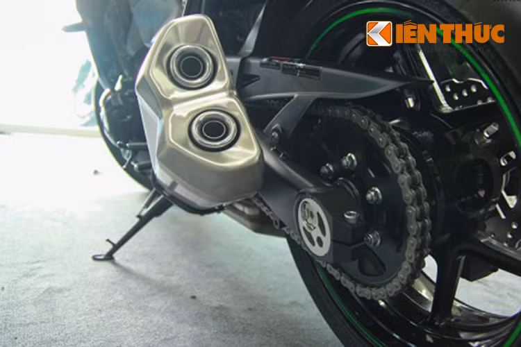 Ngoài ra, hệ thống giảm xóc hoạt động linh hoạt và nhạy bén thương hiệu Showa cũng được trang bị. Hệ thống treo phía trước có thể điều chỉnh để lựa chọn mức phù hợp với mỗi tay lái và điều kiện đường sá. 