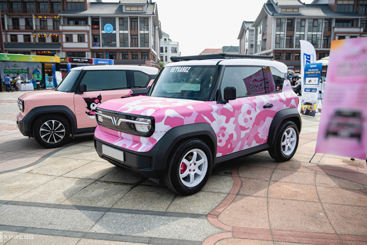  VinFast VF3 VinFast VF3 hiện đang là dòng xe "làm mưa làm gió" tại Việt Nam với doanh số liên tiếp dẫn đầu toàn thị trường tháng 12/2024 và tháng 1/2025. Sức hút của mẫu xe điện VinFast đến từ vẻ ngoài nhỏ gọn, thiết kế năng động, hiện đại, đầy đủ tiện nghi... được xem là mẫu ôtô nhỏ xinh cho phái đẹp nhân ngày quốc tế phụ nữ.