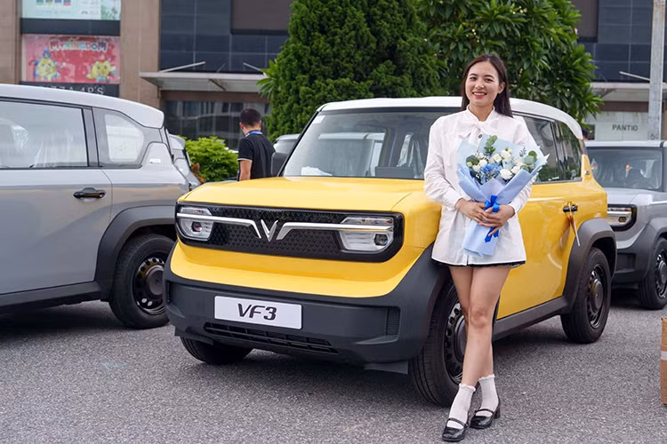 Giá xe VinFast VF3 tại Việt Nam cũng nằm ở mức dễ tiếp cận, chỉ 299 triệu đồng đã có pin. Bảng màu xe VF3 đa dạng lựa chọn với các gam pastel nhẹ nhàng, "nịnh mắt", đặc biệt là gam hồng Rose Pink vốn rất được lòng các chị em phụ nữ.