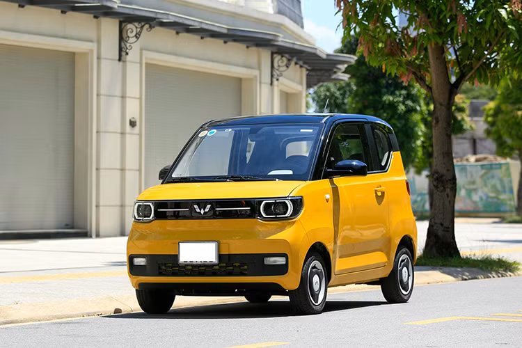 Wuling Mini EV Tương tự VF 3, Wuling Mini EV điện cỡ nhỏ cũng là mẫu xe dễ tạo được thiện cảm với chị em nhờ thiết kế nhỏ gọn, kiểu dáng bắt mắt và bảng màu thời trang như vàng, hồng, xanh nhạt.