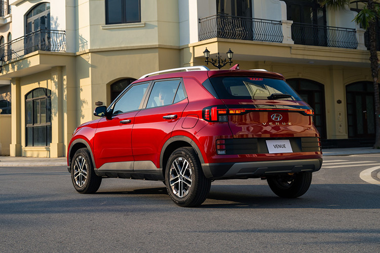 Đặc biệt, Venue hiện đang có chương trình giảm giá xả kho xe VIN 2024 với mức giảm 15-20 triệu đồng. Nhờ đó, giá xe thực tế dao động từ 484-519 triệu đồng, tùy phiên bản và chính sách bán hàng tại đại lý. Chưa hết, khách hàng còn được tặng thêm phim cách nhiệt, phiếu nhiên liệu và các phụ kiện chính hãng khi mua xe.