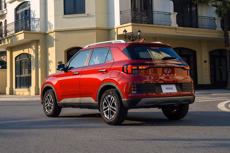 Đặc biệt, Venue hiện đang có chương trình giảm giá xả kho xe VIN 2024 với mức giảm 15-20 triệu đồng. Nhờ đó, giá xe thực tế dao động từ 484-519 triệu đồng, tùy phiên bản và chính sách bán hàng tại đại lý. Chưa hết, khách hàng còn được tặng thêm phim cách nhiệt, phiếu nhiên liệu và các phụ kiện chính hãng khi mua xe.
