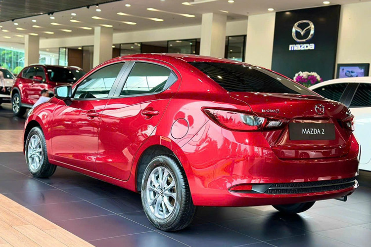 Mô hình hiện tại của Mazda2 là bản facelift được cập nhật vào giữa năm 2023 với thiết kế, màu sắc thay đổi theo hướng trẻ trung, cá tính và độc đáo hơn. Giá xe hiện dao động từ 418 - 544 triệu đồng cho 5 lựa chọn phiên bản.