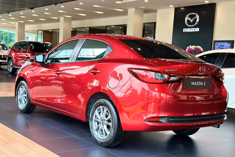 Mô hình hiện tại của Mazda2 là bản facelift được cập nhật vào giữa năm 2023 với thiết kế, màu sắc thay đổi theo hướng trẻ trung, cá tính và độc đáo hơn. Giá xe hiện dao động từ 418 - 544 triệu đồng cho 5 lựa chọn phiên bản.