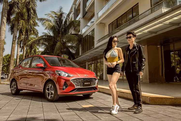  Hyundai Grand i10 Hyundai Grand i10 là dòng xe bán chạy nhất phân khúc hạng A hiện nay. Xe đang bán trên thị trường thuộc mô hình nâng cấp, cập nhật vào tháng 6/2024 với giá từ 360 - 455 triệu đồng cho 6 lựa chọn phiên bản.