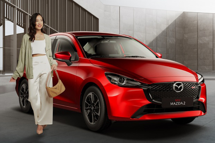  Mazda2 Mazda2 là một trong những mẫu ôtô không thể bỏ qua trong danh sách quà tặng dành cho phái đẹp. Bởi, mẫu xe hạng B này không chỉ sở hữu đường nét thiết kế đẹp mắt, mềm mại, mà còn cung cấp không gian nội thất rộng rãi cùng nhiều tính năng an toàn.