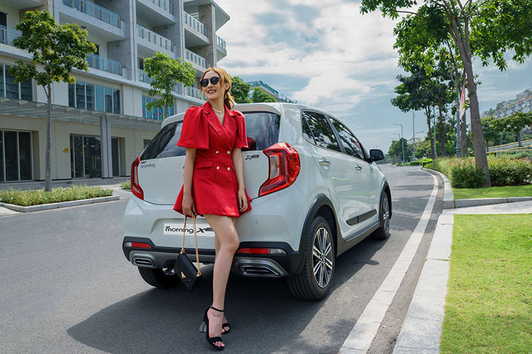 Các trang bị trên Morning X-Line tiện nghi hơn với cụm đèn trước halogen projector, đèn hậu LED, đèn chạy ban ngày LED, gói ngoại thất X-line, âm thanh 6 loa, màn hình giải trí trung tâm AVN 8 inch, kết nối Apple Carplay/ Android Auto, điều hòa tự động, chìa khóa thông minh... Nếu muốn mua ôtô tặng một nửa yêu thương của mình, các chuyên gia có kinh nghiệm mua bán ôtô khuyên anh em nên chọn bản X-Line (hiện có giá 424 triệu đồng).