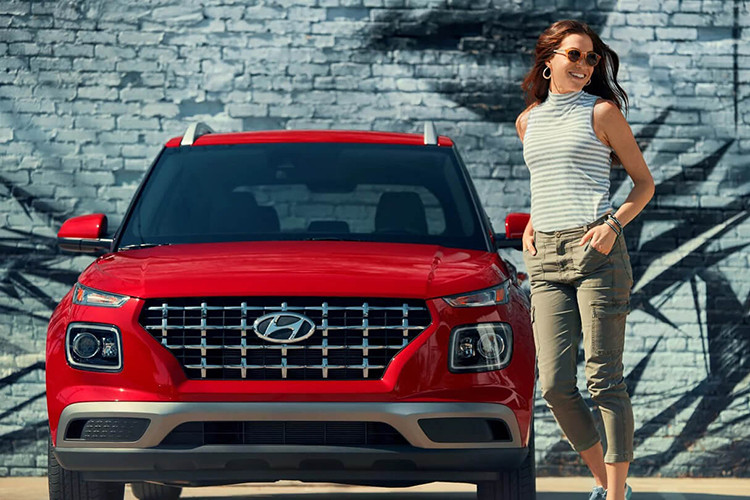  Hyundai Venue Ưu điểm của các mẫu xe Hàn Quốc là thiết kế thời trang, sành điệu, do đó dễ chiếm được thiện cảm từ các chị em. Một chiếc Hyundai Venue cũng là gợi ý đáng cân nhắc dành cho các anh em đang tìm hiểu mua ôtô làm quà tặng 8/3 cho nửa kia của mình.