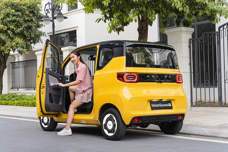 Wuling Mini EV đang bán tại thị trường ôtô Việt Nam có 2 lựa chọn phiên bản, gồm Tiêu chuẩn và Nâng cao với giá chỉ khoảng 200 triệu đồng.