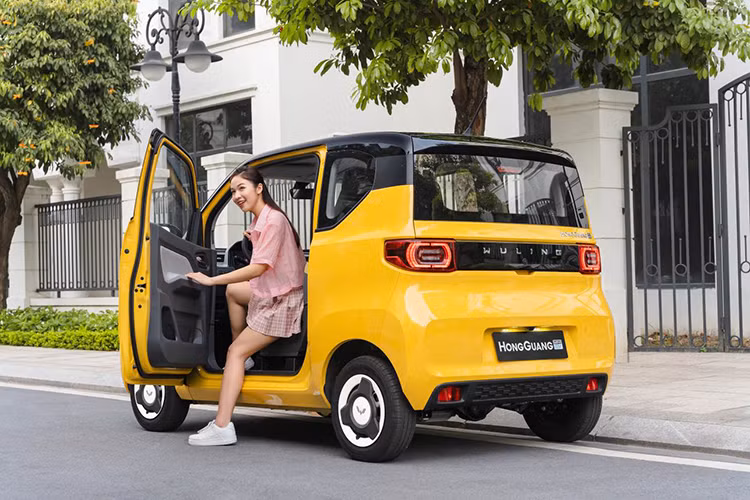 Wuling Mini EV đang bán tại thị trường ôtô Việt Nam có 2 lựa chọn phiên bản, gồm Tiêu chuẩn và Nâng cao với giá chỉ khoảng 200 triệu đồng.