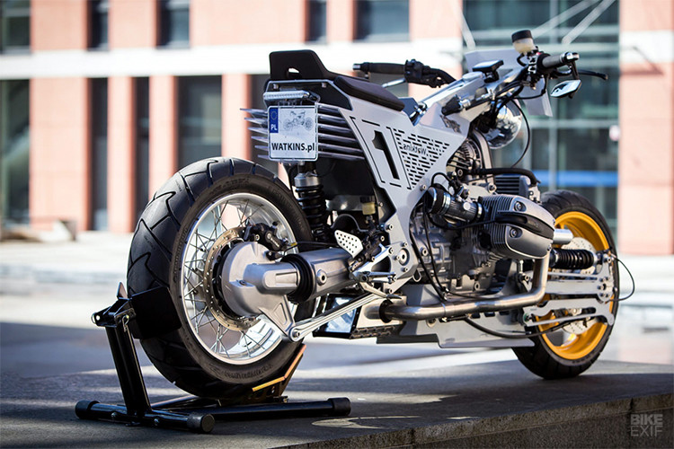 Giảm xóc phía sau cũng được lấy từ mô hình của chiếc xe môtô BMW R1150 RT, bánh xe phía sau được lấy từ chiếc BMW GS. Phía trước là một bánh xe Yamaha XJ6. bộ kẹp phanh trước đến từ hãng Brembo.