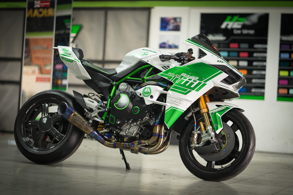 Đặc biệt, phanh đĩa trước kim loại trên nguyên bản được thay bằng dạng phanh gốm carbon. Hệ thống phanh mới giúp cơ cấu hoạt động tốt ngay cả ở nhiệt độ cao.