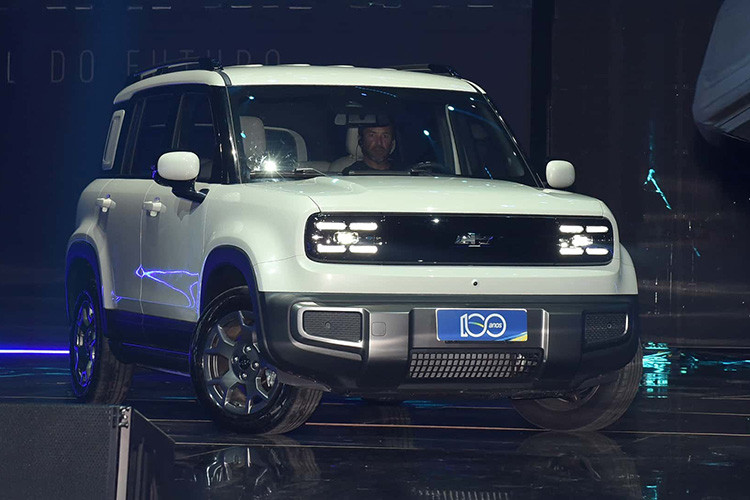 Mẫu xe mới, dự kiến được bán tại Brazil với tên gọi Chevrolet Spark EUV 2025 chạy điện. Về cơ bản là Baojun Yep Plus với huy hiệu Chevy gắn trên lưới tản nhiệt, mà không có thay đổi lớn nào khác đáng nói.