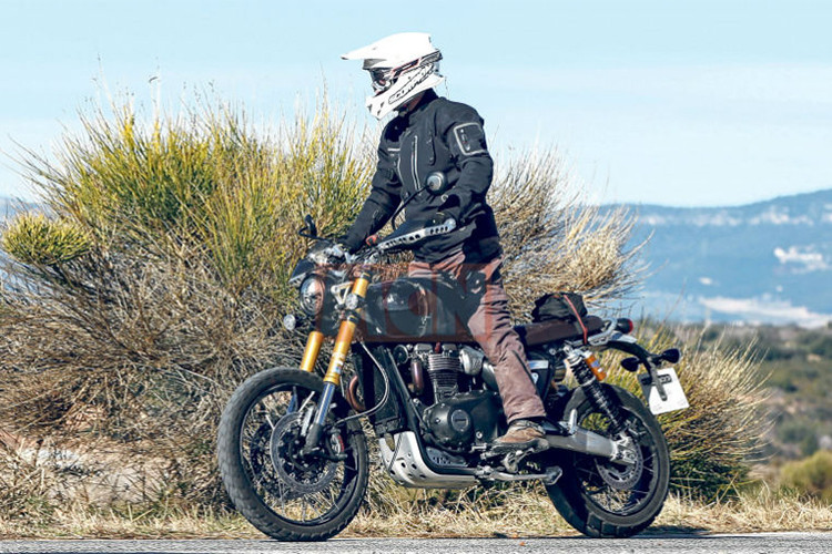 Thay vì cấu hình bánh cổ điển trước/sau 18/17 inch của một mẫu roadster cổ điển, chiếc xe đã được thay vành 21 inch ở phía trước và 17 inch ở phía sau. Với cấu hình bánh truyền thống của các dòng xe "cào cào" enduro/dual sport, lốp gai cùng niềng nhôm không săm, Scrambler 1200 có thể dễ dàng điều khiển hơn ở trên các địa hình khó khăn.