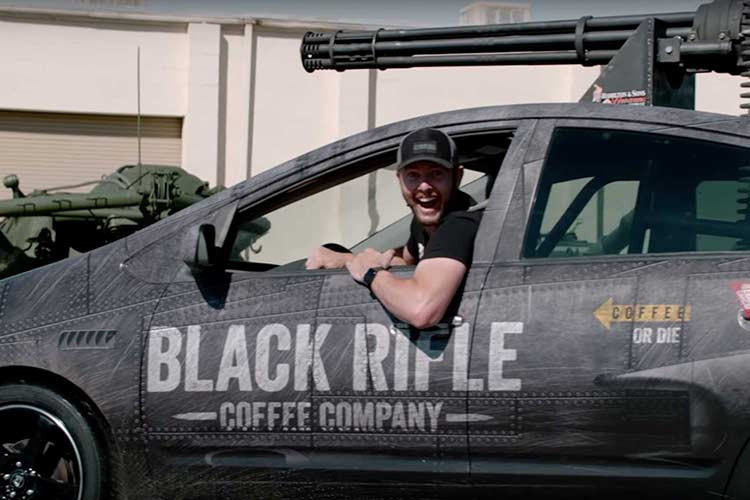 Chiếc xe Toyota Prius gắn pháo nòng xoay sát thủ với sức công phá khủng khiếp. Cụ thể mỗi phút bắn liên tục, khẩu M61 Vulcan 6 lấy từ tiêm kích F16 có thể đốt tới 180.000 USD (tương đương khoảng 4,2 tỷ đồng), giá trị cho mỗi viên đạn 20mm này là khoảng 27 USD.