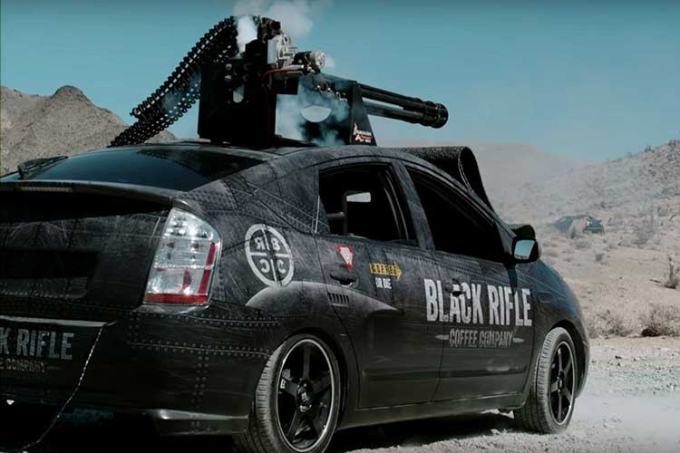 Khi gắn súng máy cho xe, người ta thường nghĩ tới mẫu xe hầm hố địa hình kiểu như Ford F-150 Raptor hay những chiếc xe dã chiến cao cấp hơn. Tuy nhiên, do giá quá đắt nên bên lắp ráp đã chọn Toyota Prius.