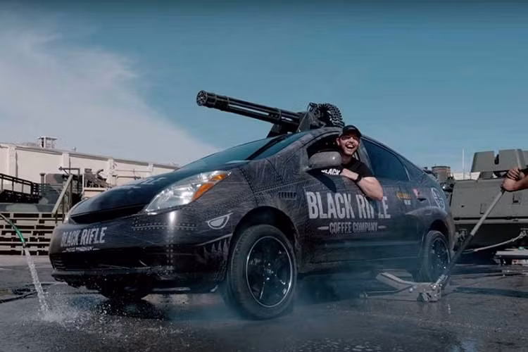 Công ty Black Rifle Coffee Company (BRCC) mới đây đã thực hiện một dự án điên rồ khi bỏ ra hơn 160 giờ công để thực hiện độ lại chiếc xe Toyota Prius chiến đấu. Dự án bao gồm loại bỏ nội thất của chiếc Prius ban đầu để nhường chỗ cho một khung chống lật phù hợp trang bị nhiều dạng vũ khí khác nhau.