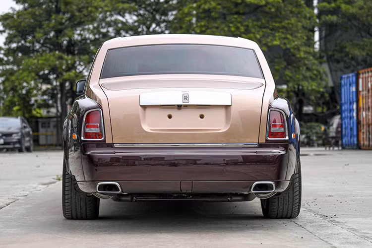 Được biết, Rolls-Royce Phantom Sacred Fire mang biển số 30E-133.88, được đứng tên công ty TNHH đầu tư tài chính và quản lý tài sản RTS, đã được bảo đảm cho khoản vay của Công ty TNHH MTV FLC Land đã hết hạn từ lâu, và sau đó được mang ra đấu giá. Khi showroom ở Hà Nội trúng đấu giá, họ đã bấm lại biển số mới cho xe.