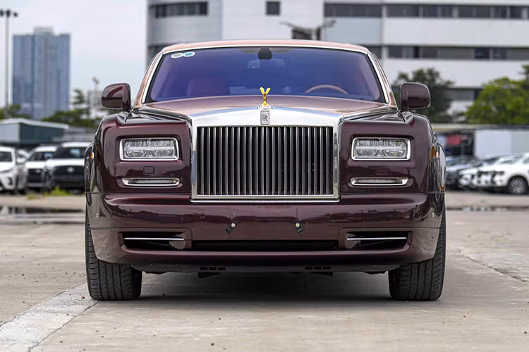 Rolls-Royce Phantom Lửa Thiêng được trang bị khối động cơ V12, dung tích 6.75 lít, sản sinh công suất tối đa 453 mã lực và mô-men xoắn cực đại đạt 720 Nm. Mất khoảng thời gian 6,1 giây để tăng tốc lên 100 km/h từ vị trí xuất phát, trước khi đạt vận tốc tối đa 250 km/h. Đây cũng là chiếc Rolls-Royce Phantom độc nhất Việt Nam cũng như thế giới.
