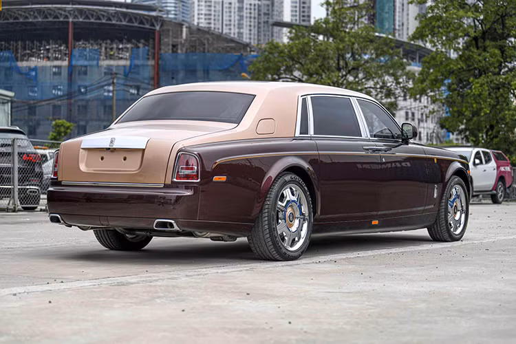 Lý do là chiếc Rolls-Royce Phantom Sacred Fire (Lửa Thiêng) độc nhất vô nhị này được sản xuất riêng cho tỷ phú Trịnh Văn Quyết, vị đại gia đã bị bị cơ quan Cảnh sát điều tra Bộ Công an (C01) khởi tố, bắt tạm giam vào hồi tháng 2/2022.