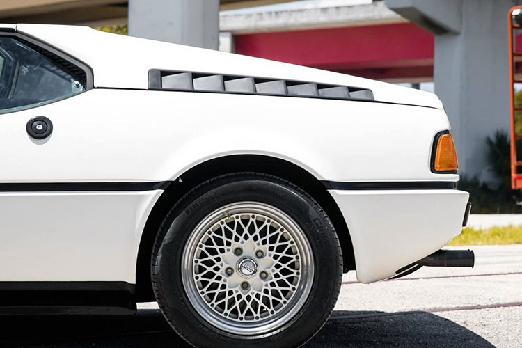 Chiếc BMW M1 trong bài viết này với màu sơn trắng (Alpine White) nguyên bản này được sản xuất cách đây đã 37 năm, chủ nhân ban đầu của nó ở Mexico sau đó nó được nhập khẩu vào bang California, Mỹ.