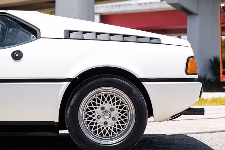 Chiếc BMW M1 trong bài viết này với màu sơn trắng (Alpine White) nguyên bản này được sản xuất cách đây đã 37 năm, chủ nhân ban đầu của nó ở Mexico sau đó nó được nhập khẩu vào bang California, Mỹ.