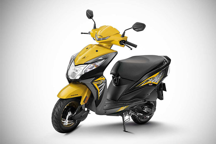 Thương hiệu xe máy đính đám Nhật Bản vừa cho ra mắt mẫu xe ga Honda Dio Deluxe 2018 tại thị trường Ấn Độ. Thực chất đây là phiên bản mới, bổ sung vào dòng sản phẩm Dio mà hãng đang bán ra trên thị trường này.