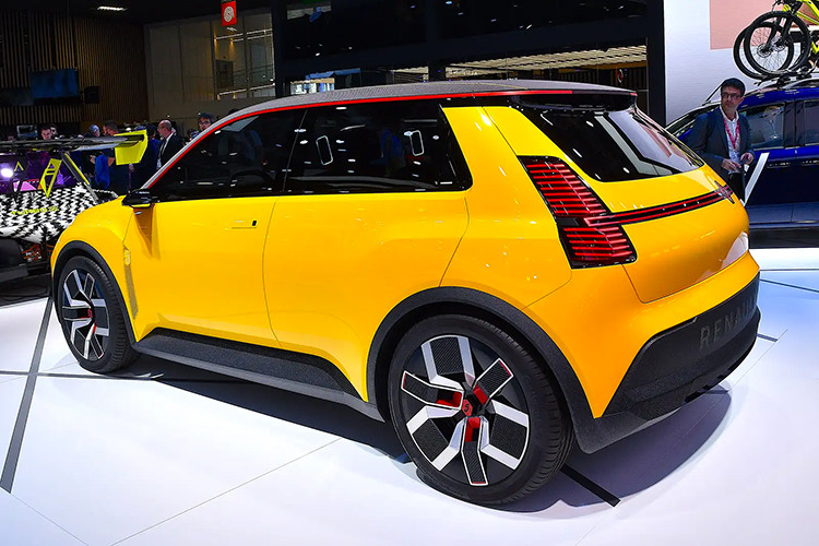 Theo phía Renault cho biết, xe được trang bị hệ thống treo sau đa liên kết giống như các xe hạng sang, giúp đảm bảo khả năng bám đường tốt, tính năng vận hành vượt kỳ vọng ở phân khúc xe đô thị gầm cao. 