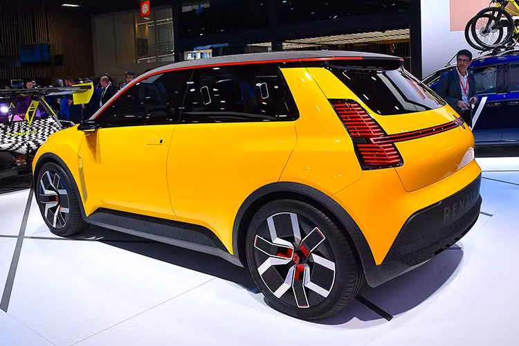 Theo phía Renault cho biết, xe được trang bị hệ thống treo sau đa liên kết giống như các xe hạng sang, giúp đảm bảo khả năng bám đường tốt, tính năng vận hành vượt kỳ vọng ở phân khúc xe đô thị gầm cao. 