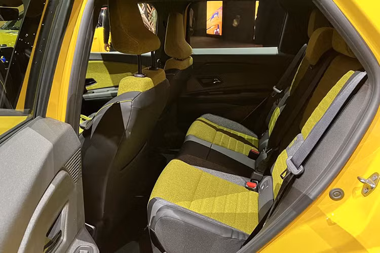 Cung cấp sức mạnh cho Renault 5 E-Tech là 1 động cơ điện duy nhất nhưng có 3 công suất đầu ra gồm 94 mã lực, 121 mã lực hoặc 148 mã lực. Bộ pin có dung lượng 40 kWh hoặc 52 kWh. Pin 52 kWh mang tới phạm vi hoạt động 400 km/lần sạc (theo tiêu chuẩn WLTP). Pin tương thích với sạc nhanh DC ở mức tương ứng là 80 kW và 100 kW.