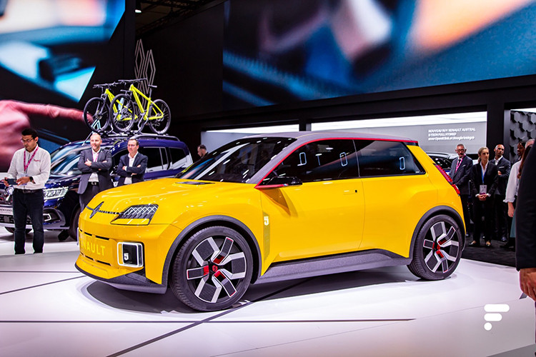 Xe sở hữu thiết kế được kế thừa từ mẫu xe cổ điển Renault 5 1972 cũng như bản concept 2021. Điểm nhấn đáng chú ý ở ngoại thất xe là bảng đồ họa được đặt ngay phía trên nắp ca-pô. Chi tiết này được lấy cảm hứng từ các khe hút gió độc đáo trên nguyên bản Renault 5 1972.