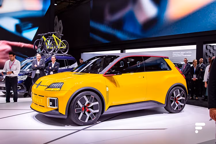 Xe sở hữu thiết kế được kế thừa từ mẫu xe cổ điển Renault 5 1972 cũng như bản concept 2021. Điểm nhấn đáng chú ý ở ngoại thất xe là bảng đồ họa được đặt ngay phía trên nắp ca-pô. Chi tiết này được lấy cảm hứng từ các khe hút gió độc đáo trên nguyên bản Renault 5 1972.