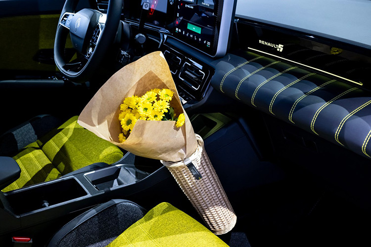 Renault 5 E-Tech còn được đánh giá cao về thiết kế và bảo vệ môi trường. Với việc sử dụng vật liệu tái chế cho ghế và các vật liệu có nguồn gốc sinh học cho vô-lăng và lớp cách âm nội thất, mẫu xe này chứng tỏ cam kết của mình trong việc bảo vệ môi trường.