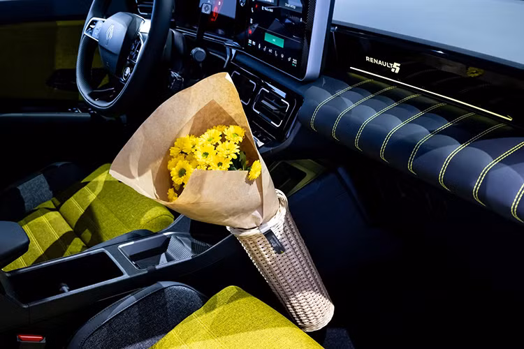 Renault 5 E-Tech còn được đánh giá cao về thiết kế và bảo vệ môi trường. Với việc sử dụng vật liệu tái chế cho ghế và các vật liệu có nguồn gốc sinh học cho vô-lăng và lớp cách âm nội thất, mẫu xe này chứng tỏ cam kết của mình trong việc bảo vệ môi trường.