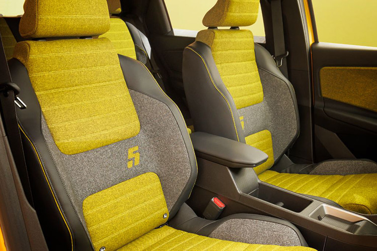 Đồng thời, mẫu hatchback này còn có thể phát điện cho các thiết bị ngoại vi. Renault 5 E-Tech hỗ trợ sạc AC 11kW và sạc nhanh DC lên tới 100 kW (80 kW cho phiên bản phạm vi ngắn hơn), chỉ mất 30 phút để sạc từ 15% - 80% pin. 