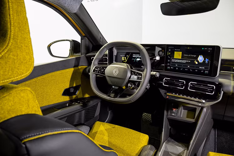 Về nội thất, R5 E-Tech 2024 sở hữu khoang lái hiện đại nhưng cũng pha chút cổ điển với hàng loạt tiện ích như: màn hình cảm ứng 10,1 inch; cụm đồng hồ kỹ thuật số; hệ thống thông tin giải trí OpenR Link được phát triển bởi Google, hỗ trợ trên 50 ứng dụng và dịch vụ cùng trợ lý kỹ thuật số AI mới có tên "Reno".