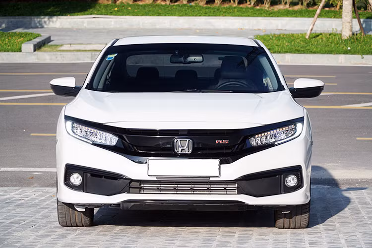 Hiện giá xe Honda Civic RS 2019 đang được bán trên thị trường Việt Nam từ 929 triệu đồng, riêng màu trắng có giá 934 triệu đồng. Và để lăn bánh trên đường, tổng chi phí bạn phải bỏ ra khoảng 1,060 tỷ đồng nếu bạn ở khu vực TP HCM, với mức 1,080 tỷ đồng nếu ở Hà Nội và thấp hơn từ 10 đến 30 triệu đồng nếu ở các địa phương khác.