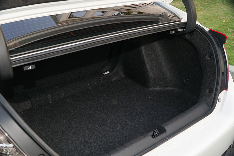 Ngoài ra, việc sử dụng thép siêu cứng tập trung ở khoang cabin vừa tăng độ an toàn cho hành khách, vừa giảm cân nhờ việc sử dụng ít lượng thép hơn – tăng về chất, giảm về số lượng. Nhờ đó, dù xe lớn hơn đời 9 ở mọi thông số (dài x rộng x cao lần lượt là 4.630 mm x 1.799 mm x 1.416 mm, chiều dài cơ sở 2.700 mm) nhưng Civic đời 10 vẫn nhẹ hơn tới 30kg.