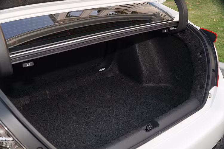 Ngoài ra, việc sử dụng thép siêu cứng tập trung ở khoang cabin vừa tăng độ an toàn cho hành khách, vừa giảm cân nhờ việc sử dụng ít lượng thép hơn – tăng về chất, giảm về số lượng. Nhờ đó, dù xe lớn hơn đời 9 ở mọi thông số (dài x rộng x cao lần lượt là 4.630 mm x 1.799 mm x 1.416 mm, chiều dài cơ sở 2.700 mm) nhưng Civic đời 10 vẫn nhẹ hơn tới 30kg.