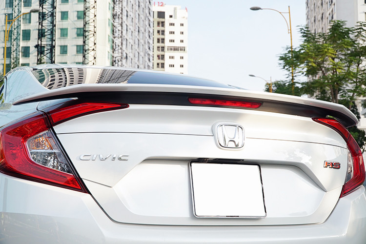 Phần đuôi xe được thiết kế ấn tượng với cụm đèn hậu LED hình chữ C hiện đại, cản sau và hốc gió thiết kế bắt mắt với những đường dập sắc nét. Phần đuôi của phiên bản RS còn ấn tượng hơn với cánh lướt gió thể thao tích hợp đèn phanh LED, đậm tính khí động học.