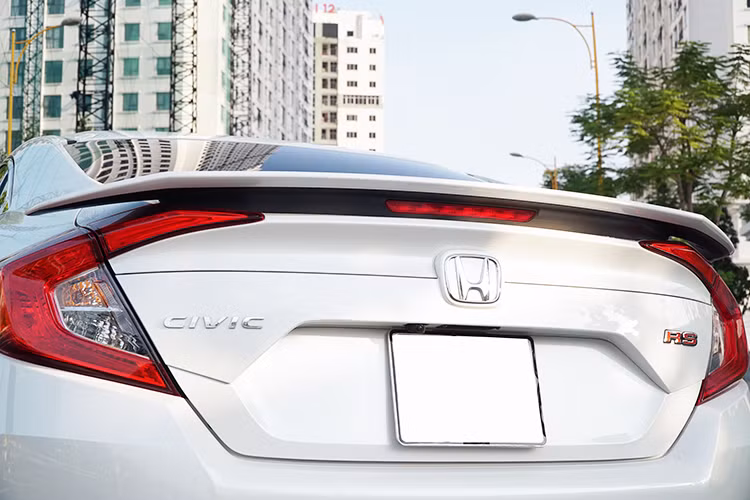 Phần đuôi xe được thiết kế ấn tượng với cụm đèn hậu LED hình chữ C hiện đại, cản sau và hốc gió thiết kế bắt mắt với những đường dập sắc nét. Phần đuôi của phiên bản RS còn ấn tượng hơn với cánh lướt gió thể thao tích hợp đèn phanh LED, đậm tính khí động học.